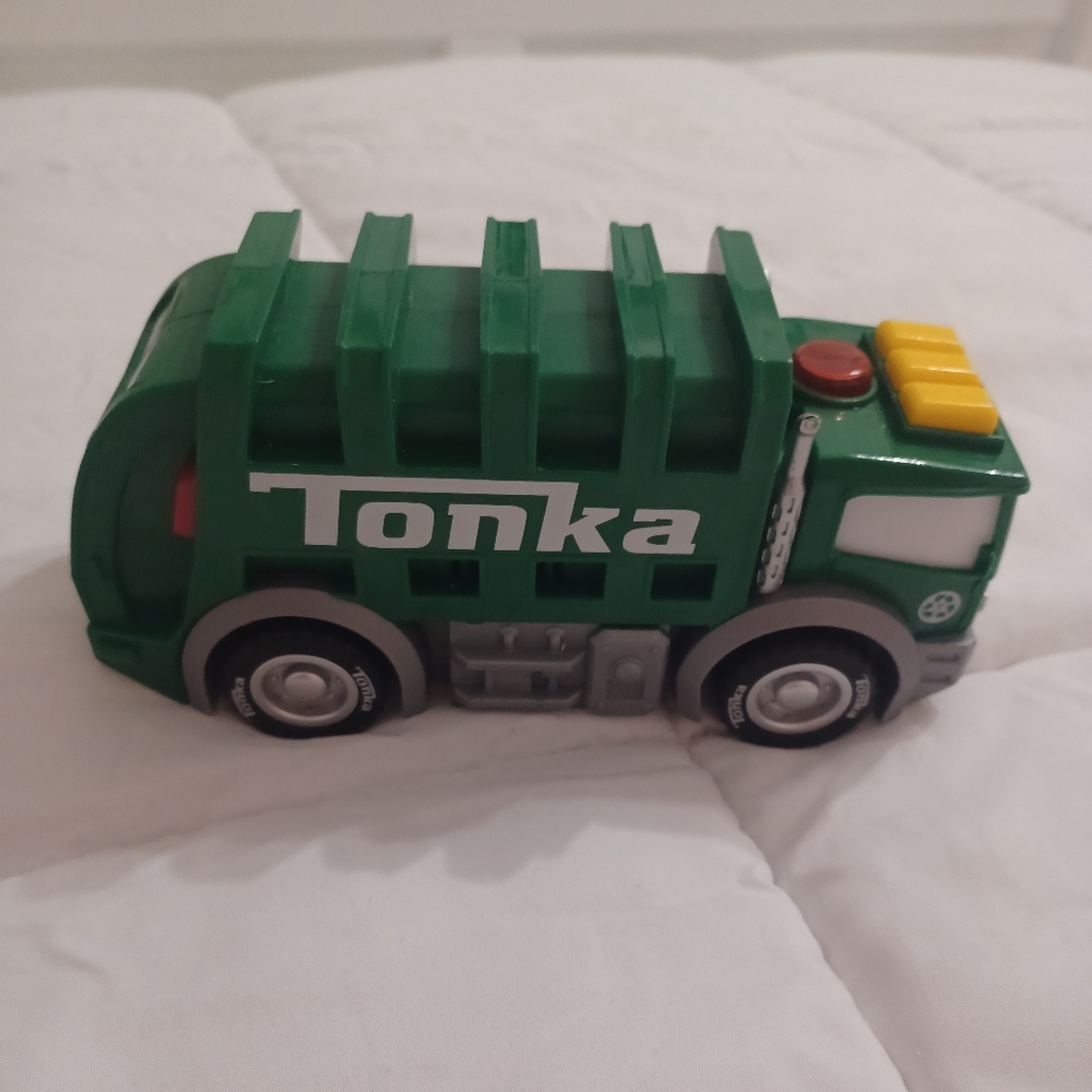 Tonka 2020 Hasbro Garbage truck makes sounds and lights up